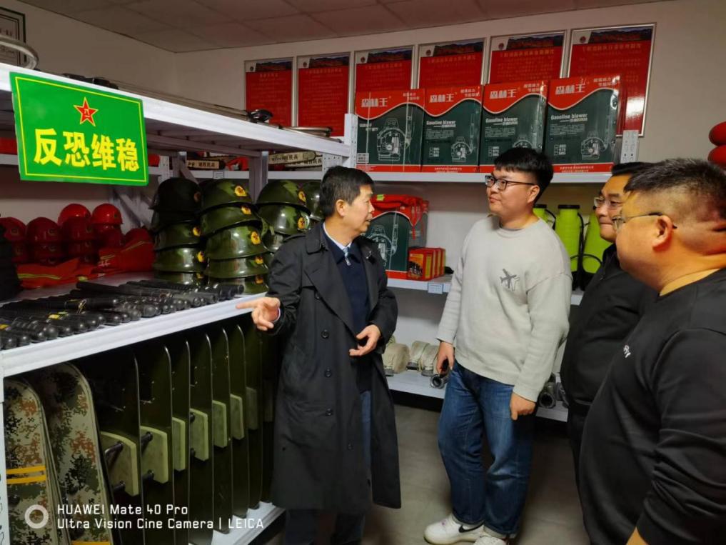 图4：参观十八洞村应急物资储备仓库.jpg