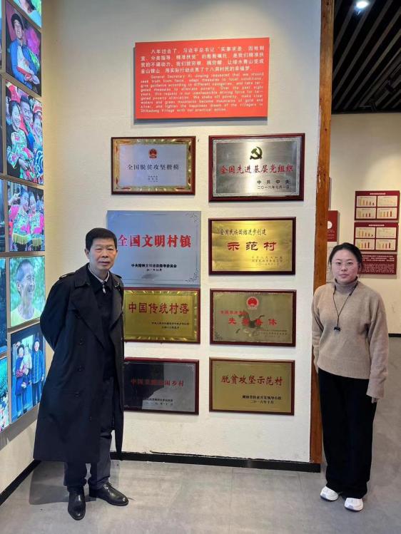 图6：参观十八洞村展厅.jpg