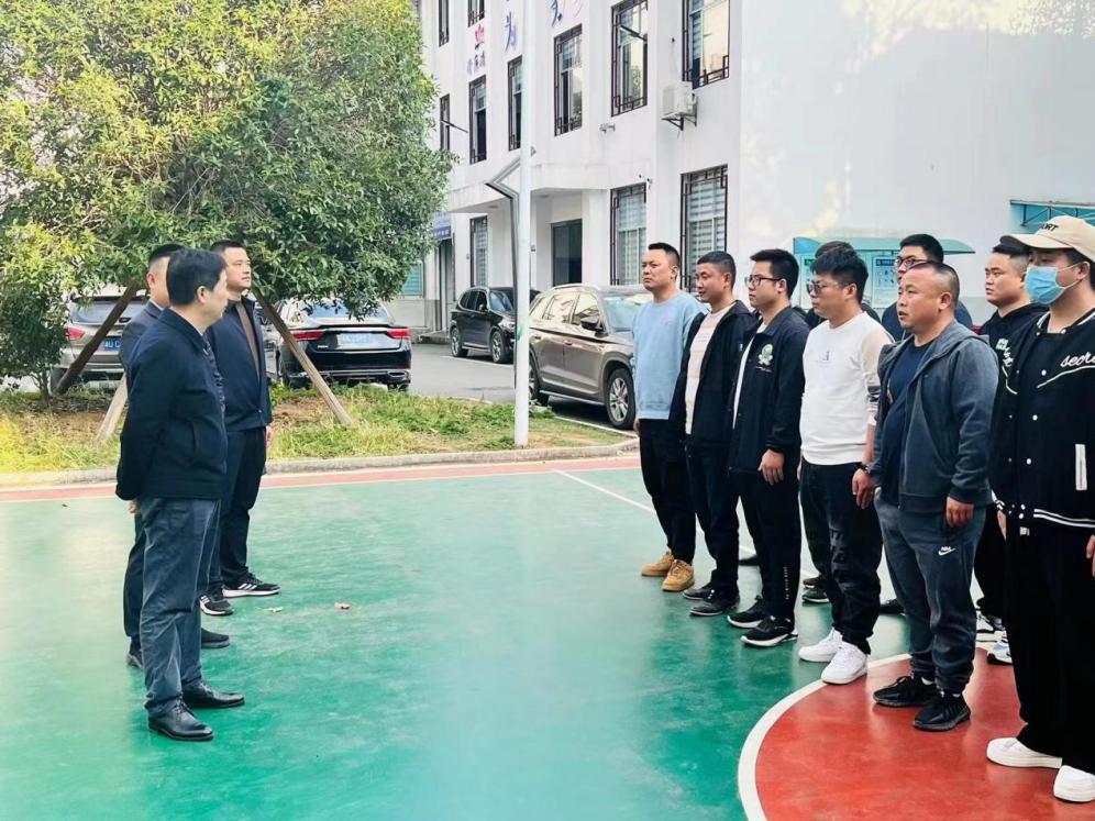 图9：观摩应急队伍集合演练.jpg