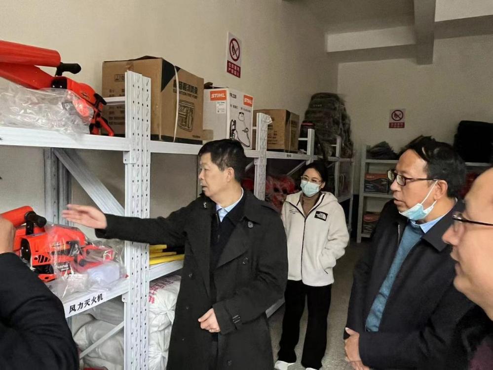 图13：参观凉水口镇应急物资储备仓库.jpg