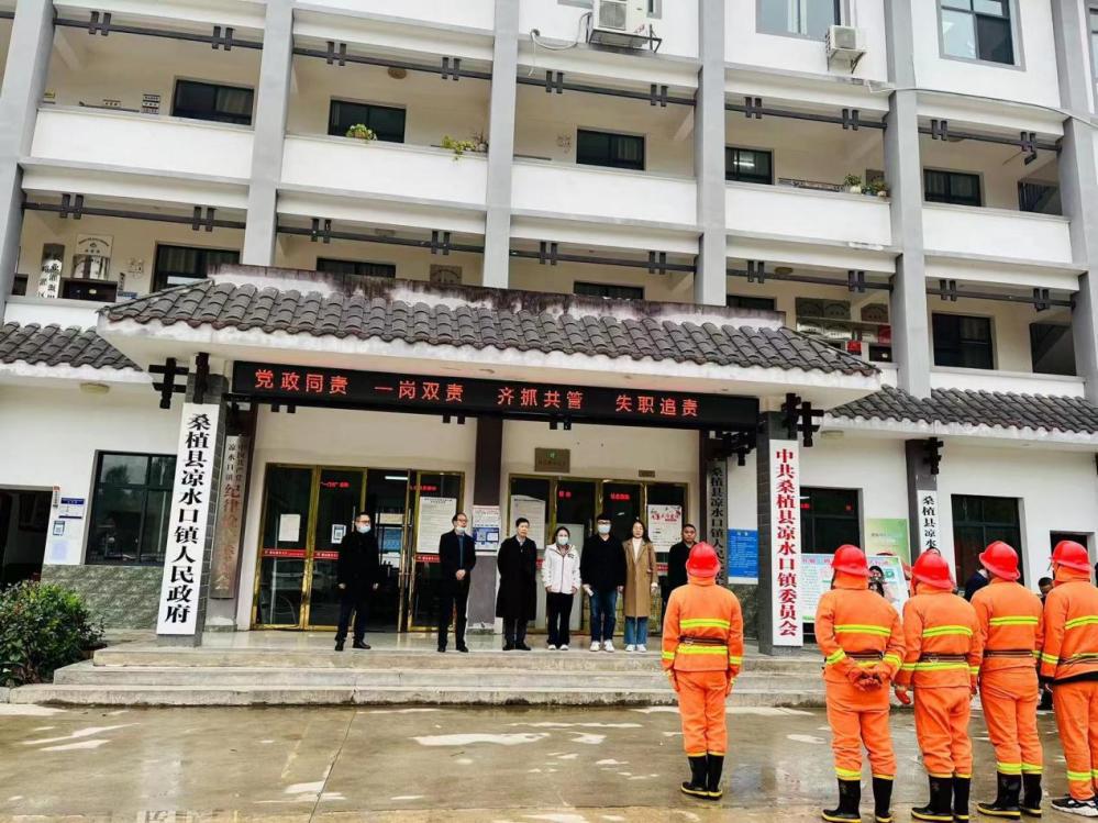 图14：观摩凉水口镇消防演练.jpg